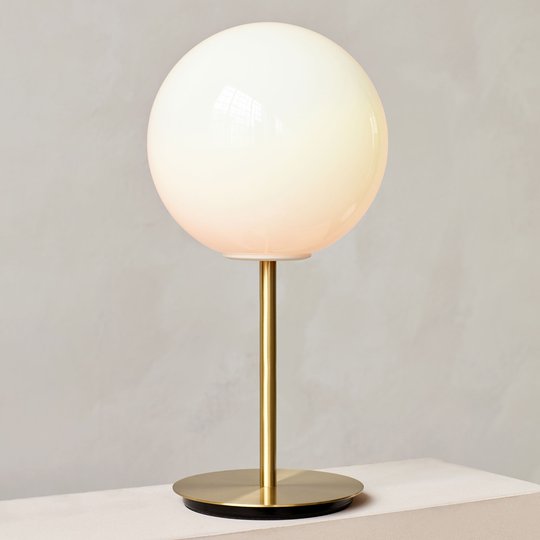Menu TR Bulb DTW bordslampa 41 cm mässing/opal