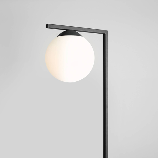 Golvlampa Zac med sfärisk skärm, svart