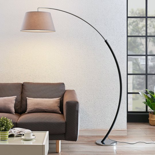 Båggolvslampa Evelyna med tygskärm