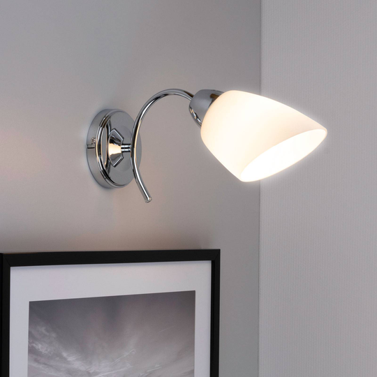 Vägglampa Varietta med glasskärm, krom
