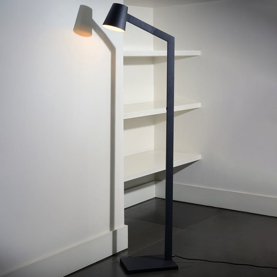 Mizuko - puristisk golvlampa i svart