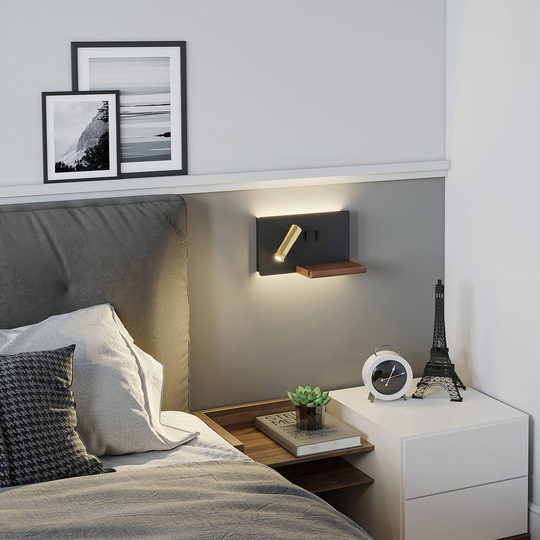 Lucande Kimo LED-vägglampa svart/guld USB-hylla