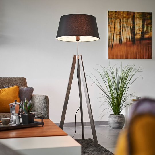 Thea - Golvlampa i trä med svart chintzskärm