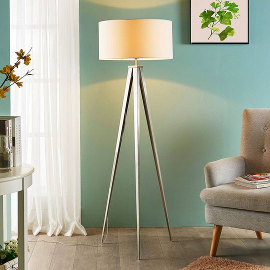 Formskön trebent golvlampa Benik