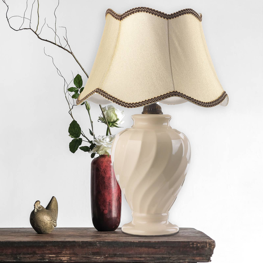 Bordslampa Vortice, keramik, beige/mässing bård