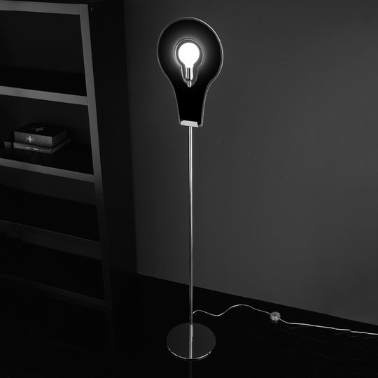 Svart, enastående golvlampa Flat