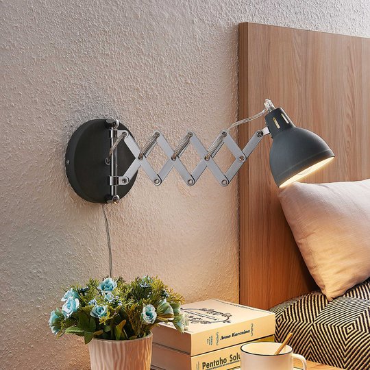 Lindby Theon vägglampa med saxarm, betonggrå