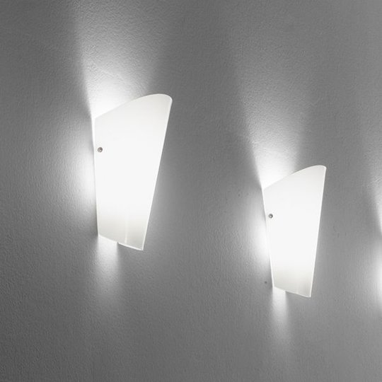Röd vägglampa Bloom, finns i 8 färger