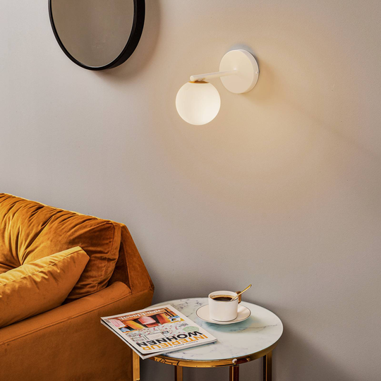 Vägglampa Gama i vitt med glaskula