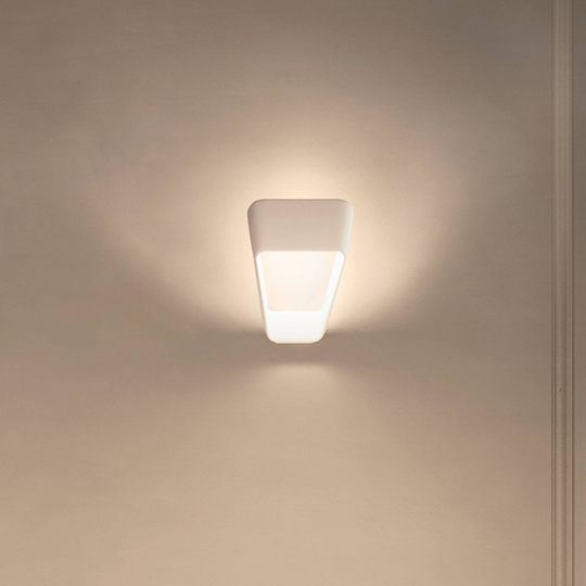Kundalini Frame vägglampa av aluminium, vit