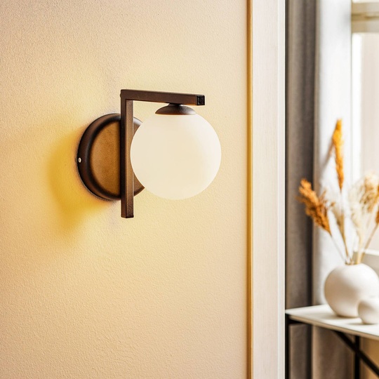 Vägglampa Zac med sfärisk skärm, svart