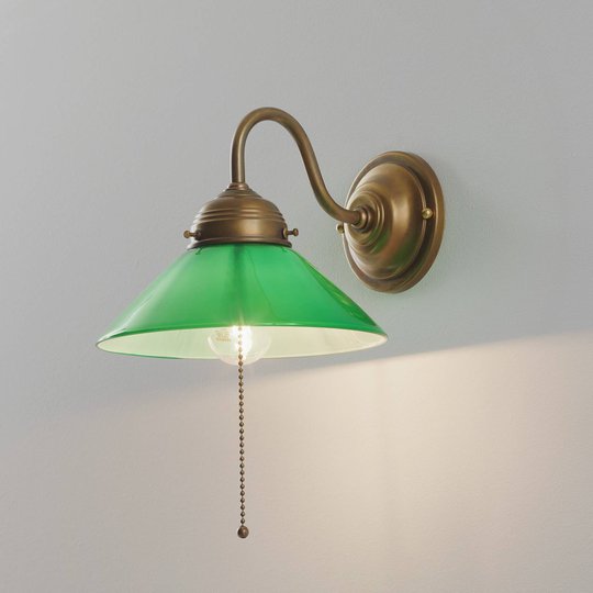 Vägglampa KONRAD med grön glasskärm