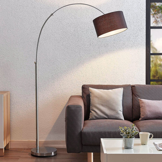 Bågformad golvlampa Kelja, svart tygskärm