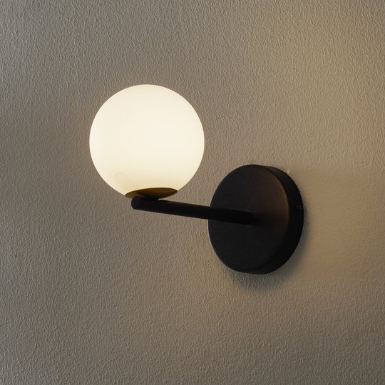 Vägglampa Gama i svart med glaskula