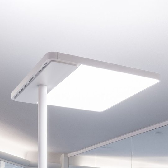 LED-kontorsgolvlampa Linea-F, med knappdimmer
