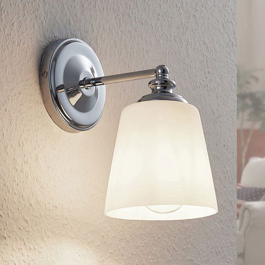 Vägglampa Yola med glasskärm, krom