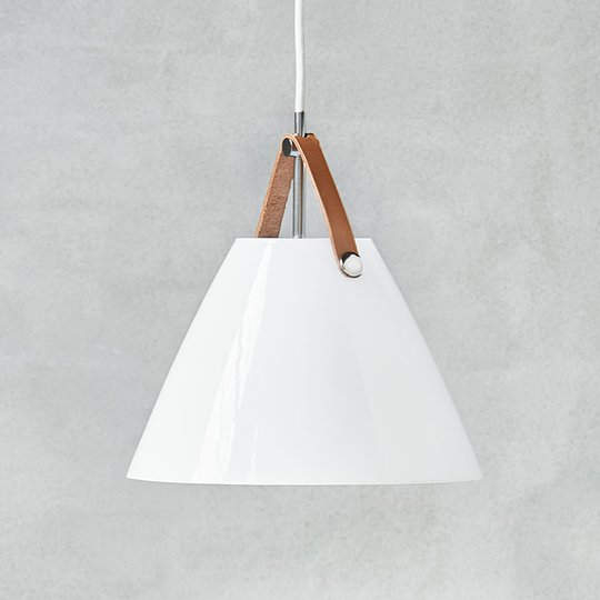 LED-pendellampa Strap 27 i glas m. läderupphäng