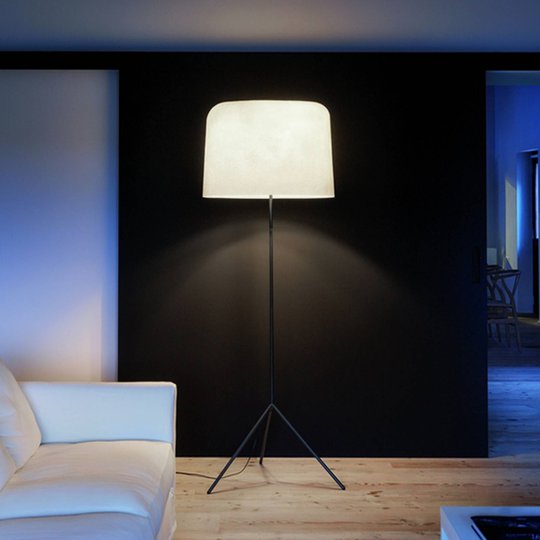 Med glasfiberskärm - golvlampa Ola vit