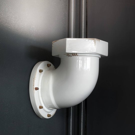 Vägglampa C1810 i rörform, vit
