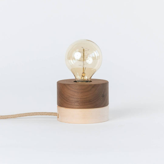 ALMUT 0239 bordslampa, vegan, valnöt/cembratall