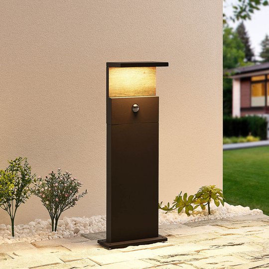 Lucande Lignus LED-sockellampa, rörelsesensor