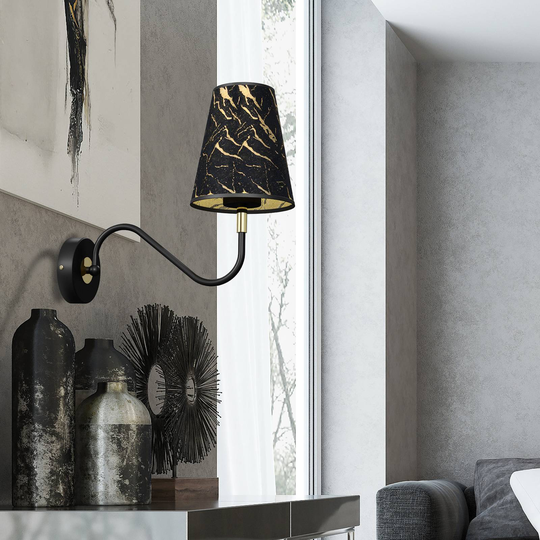 Vägglampa Harmias med textilskärm, svart/guld