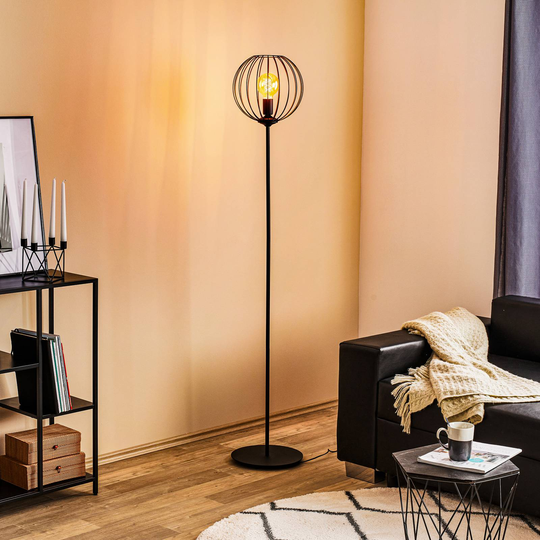 Golvlampa Cumera i svart med burskärm
