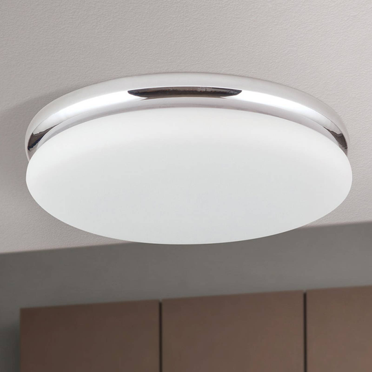LED-taklampa James med metallhölje, krom