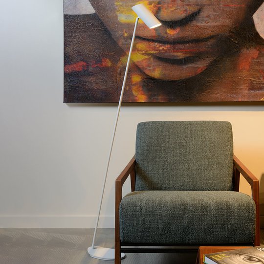 Vit golvlampa Hester av metall