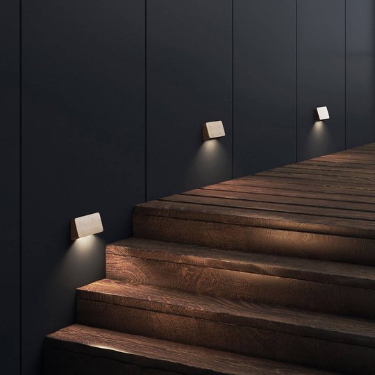 Astro Incline Twin LED-utomhusvägglampa av mässing