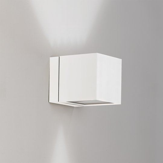 Vägglampa Dau i kubform, up-down, vit