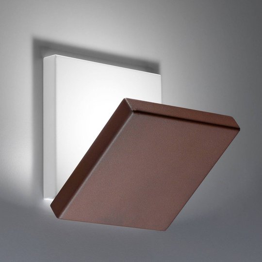 Hopvikbar LED-vägglampa Spy med brun front