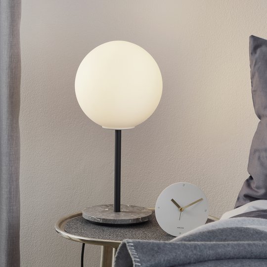 Menu TR Bulb bordslampa 41 cm marmor/opal matt