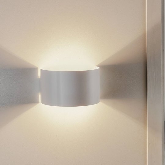 Vägglampa Fold med böjd stålskärm, vit