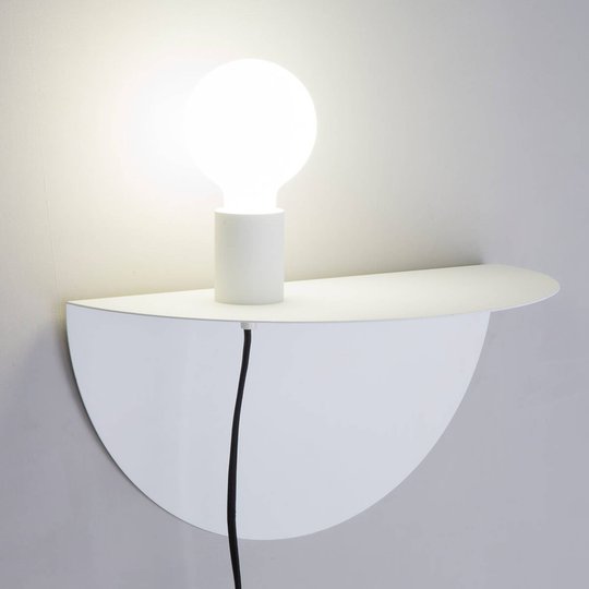 Praktisk vägglampa Nit med hylla