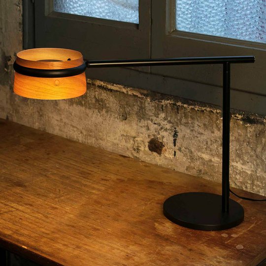 Dimbar LED-bordslampa Loop med träskärm