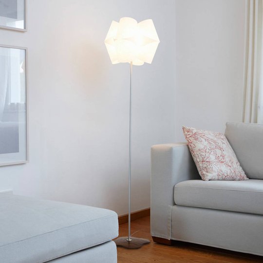 Golvlampa Julii, fot valnöt