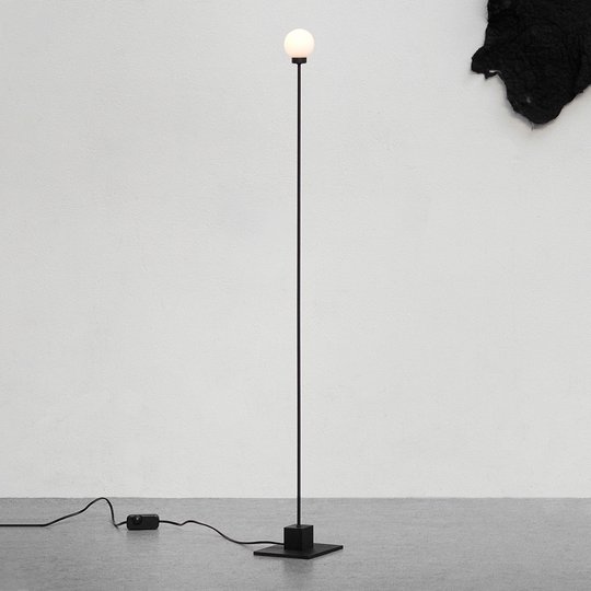 Northern Snowball golvlampa, svart