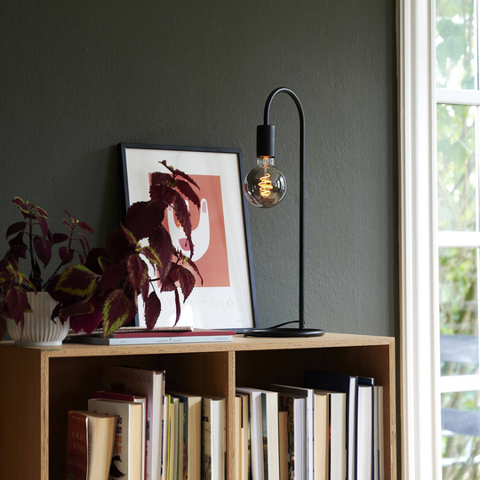 Bordslampa Paco i minimalistisk stil