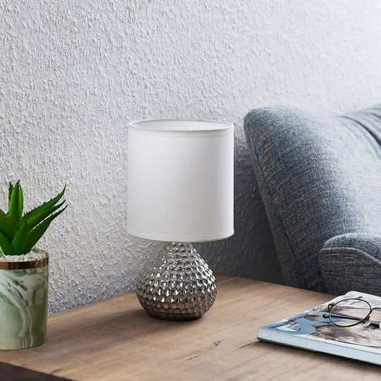 Lindby Tyras tygbordslampa, vit keramik silver