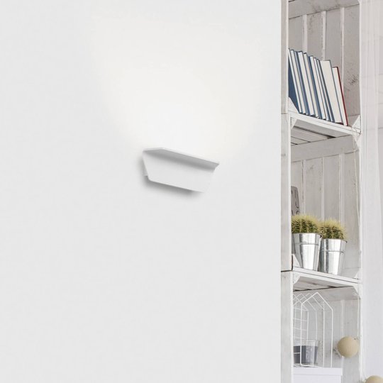 LEDS-C4 Ny LED-vägglampa med Ra93 och UGR19
