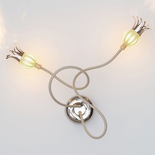 Designervägglampa Poppy med effektfulla blommor