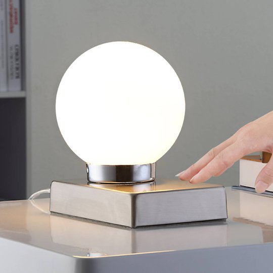 Bordslampa Naomi med glaskula