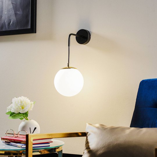 Vägglampa Ognis K1 med kulskärm, svart/guld