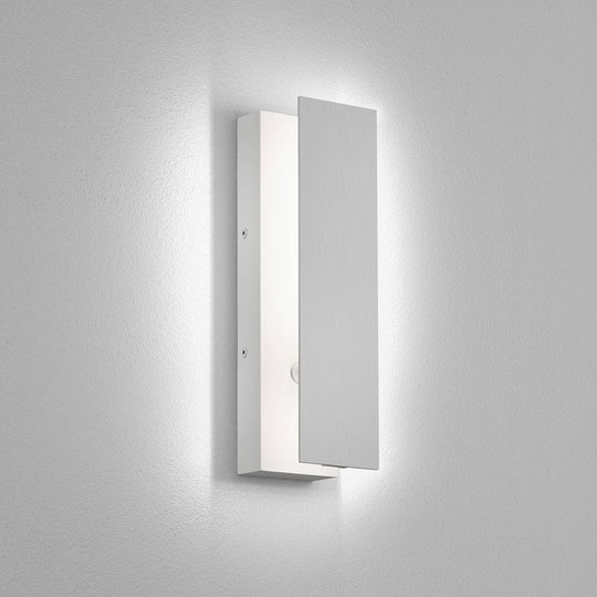 Helestra Dex LED-vägglampa med justerbar front
