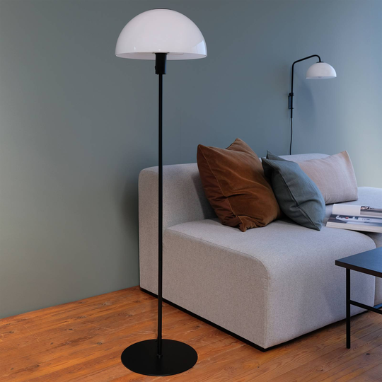 Dyberg Larsen Jazz golvlampa, opal/svart