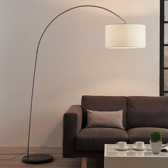 Båggolvlampa Belinda med vit tygskärm