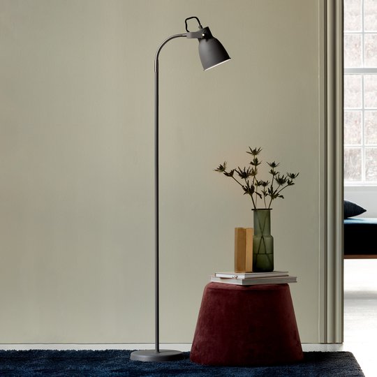 Golvlampa Adrian av metall, grå