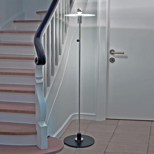 Originaltrogen Bauhaus-golvlampa av Gyula Pap