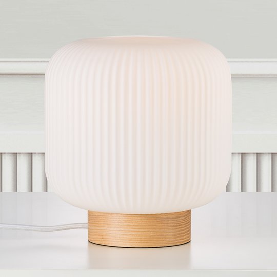 Bordslampa Milford med glasskärm och träfot